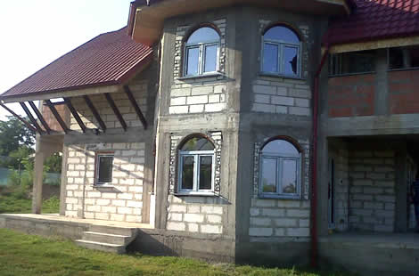 Casa in constructie cu usi si ferestre avand tamplarie PVC Salamander